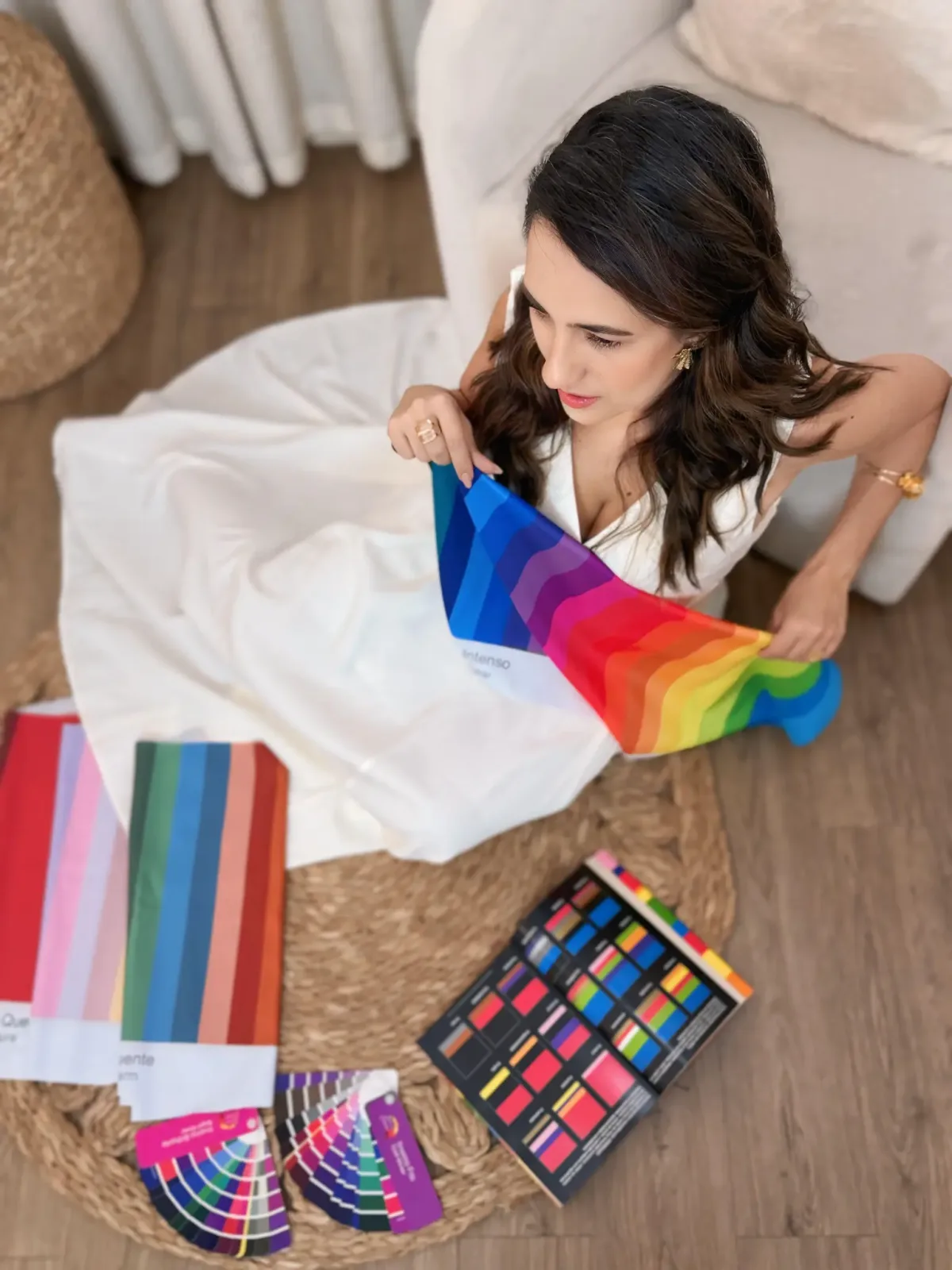 Vanessa Bento comparando tecidos e cartelas de cores